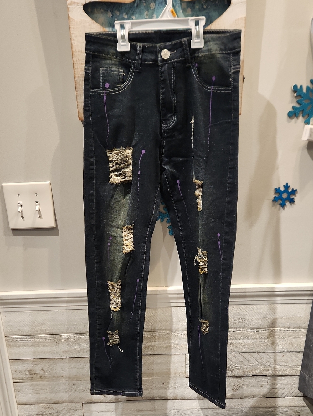 NWT Romwe Women’s Blue Distressed Skinny Jeans with Purple Paint Detail Sz 28
